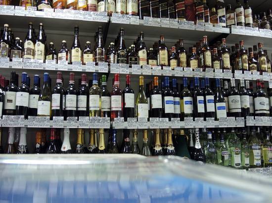 Россиянам пригрозили ограничениями на продажу алкоголя и табака: где теперь покупать