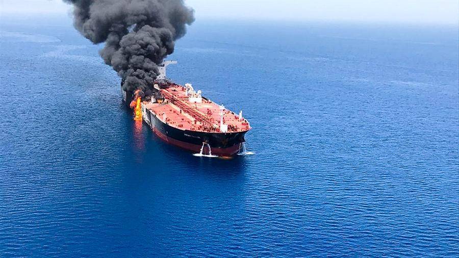 Эксперты назвали вероятные причины инцидентов на танкерах в Оманском заливе