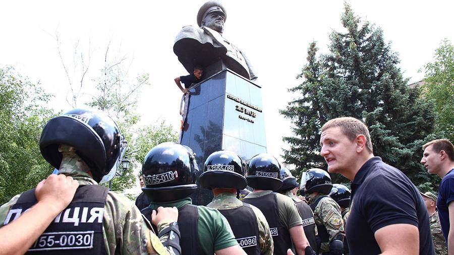 В Харькове полиция провела обыски по делу о сносе памятника Жукову