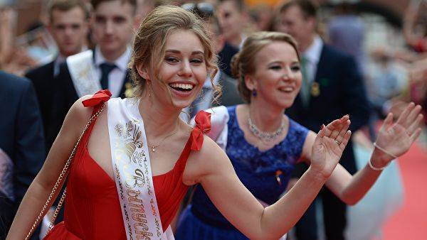Названа средняя цена выпускных платьев в Москве