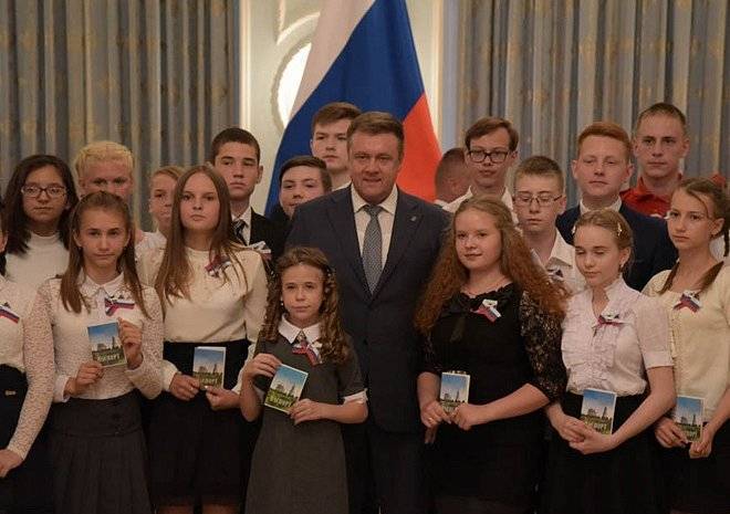 Губернатор Николай Любимов вручил паспорта юным рязанцам