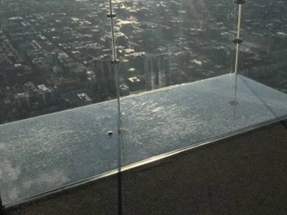 В США стеклянный пол треснул на высоте в 442 метра