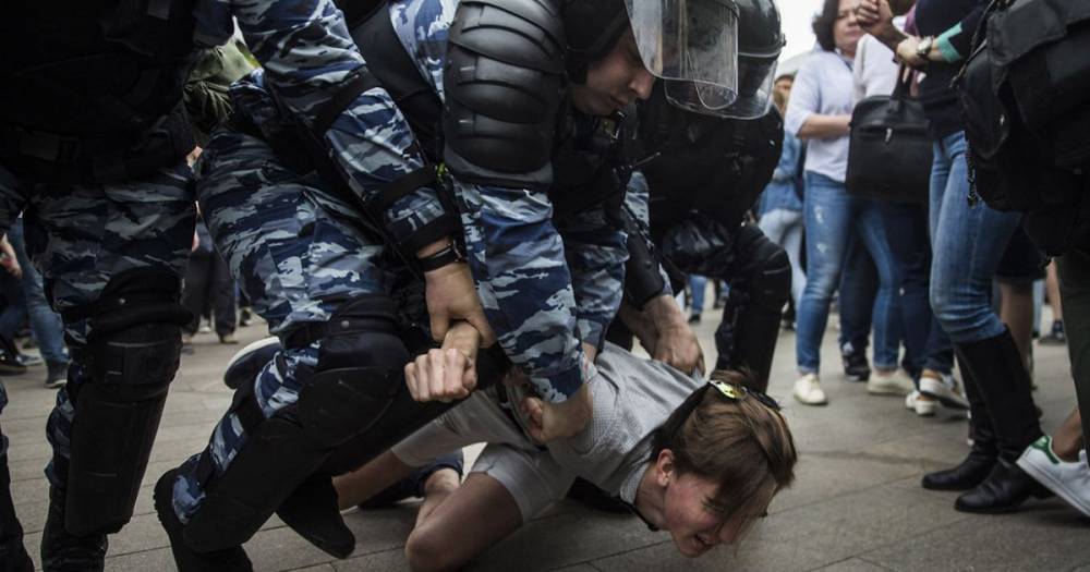 После шествия в поддержку Ивана Голунова из отдела полиции госпитализировали подростка