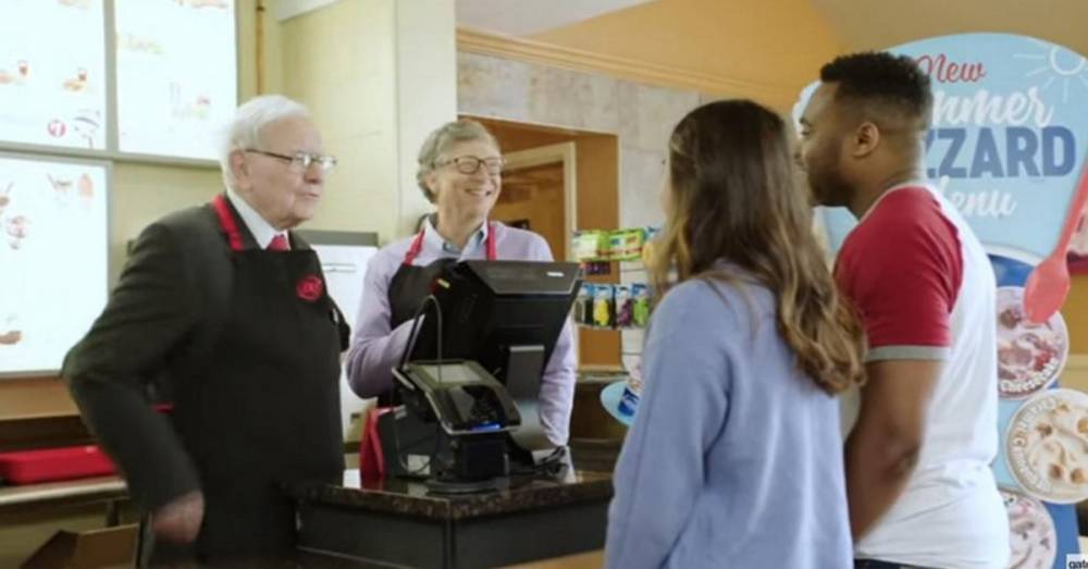 Билл Гейтс и Уоррен Баффет обслужили посетителей закусочной вместо официантов