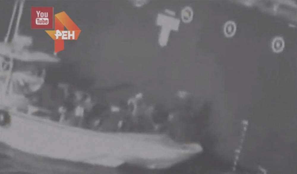 Военные США опубликовали видеозапись, где иранцы якобы снимают мину с борта танкера