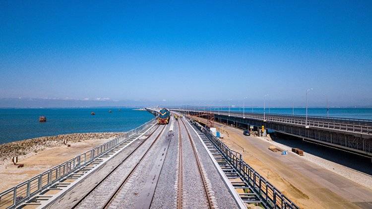 Рельсы сомкнули: первый железнодорожный путь Крымского моста построен
