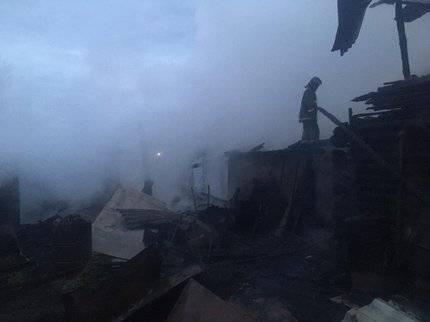 В Башкирии ночью сгорел жилой дом со всеми надворными постройками: Пострадала 90-летняя женщина