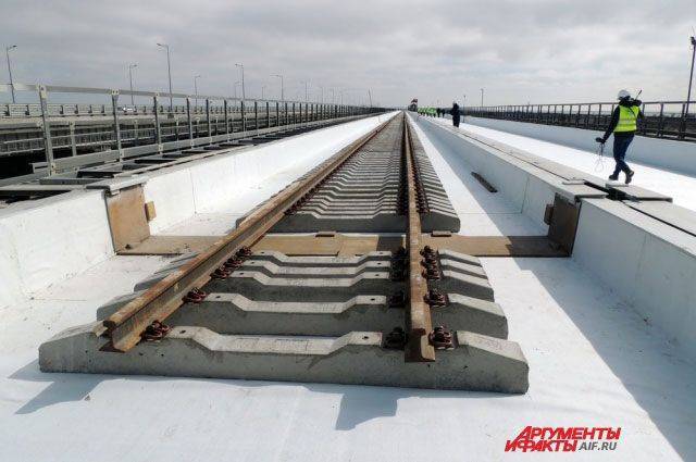 Состыкованы рельсы первой железнодорожной ветки на Крымском мосту