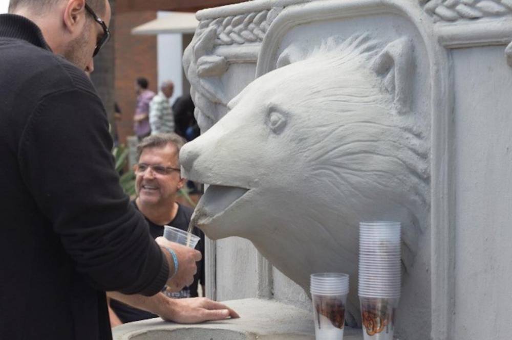 В Сан-Паулу фонтан в форме медведя раздает прохожим бесплатное пиво