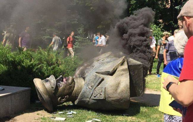 В Харькове провели обыски из-за сноса памятника Жукову