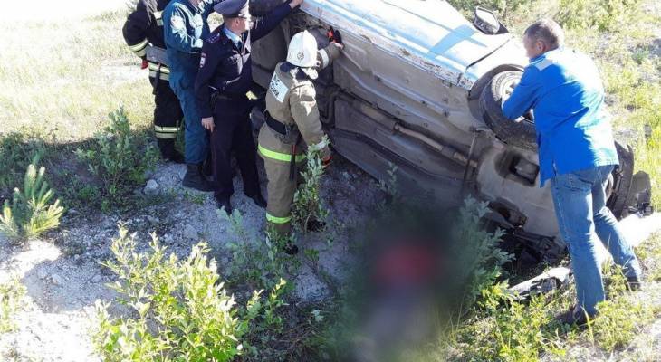 В Чувашии водитель вылетел из автомобиля и был придавлен насмерть