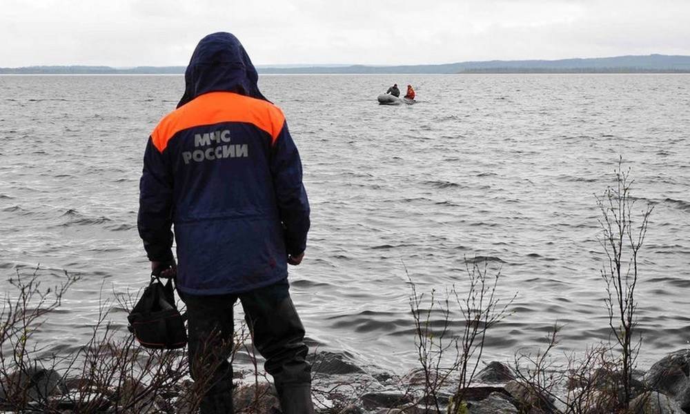 Трое мужчин пропали на озере в Карелии