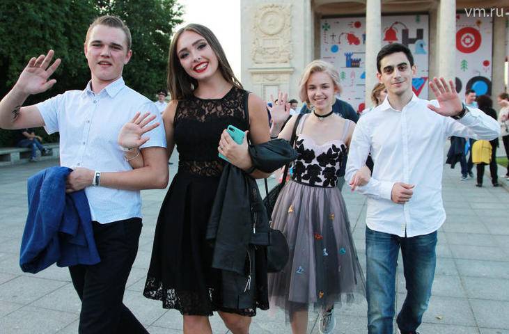 Объявлена средняя цена выпускных платьев в Москве