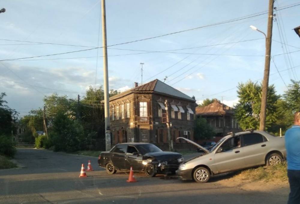 В Астрахани автомобиль загнал другой на пригорок