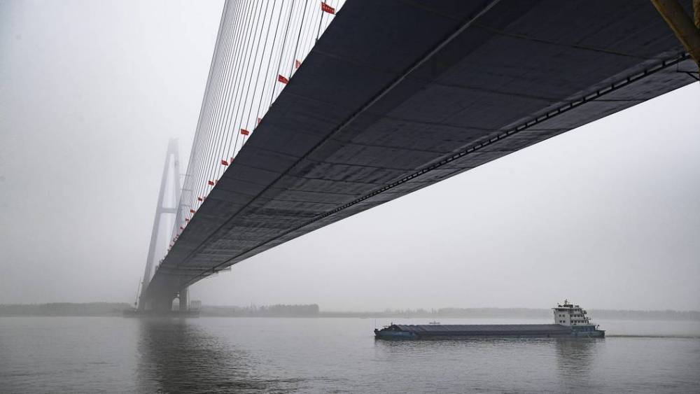 В южном Китае сильными дождями смыло мост вместе с машинами