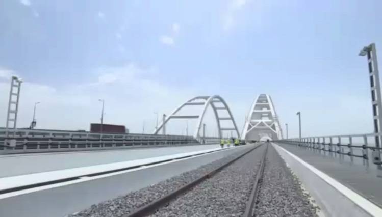 Первый состав прошел по железнодорожной части Крымского моста