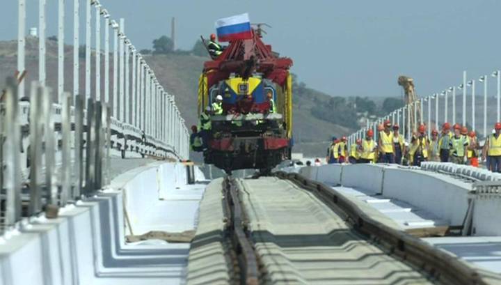 Крымский мост: на первом из железнодорожных путей соединили рельсы