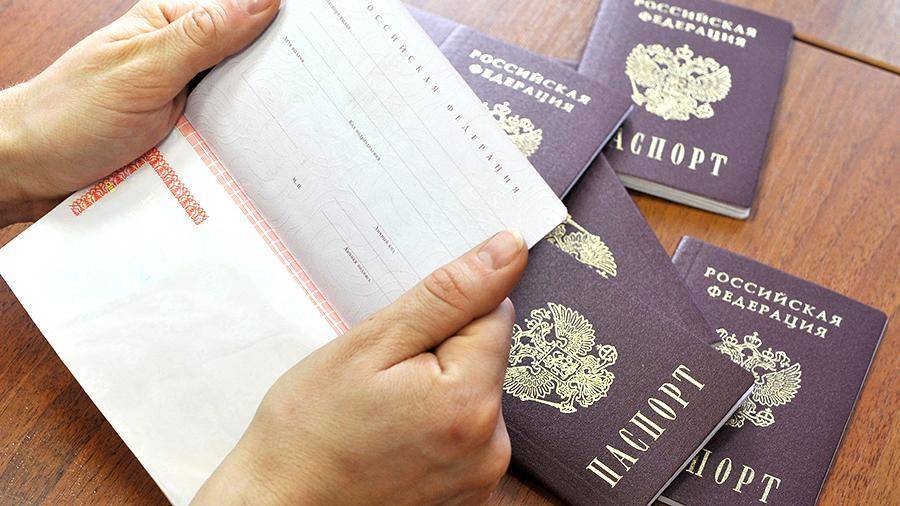 Первые жители ДНР поехали в Россию за новым паспортом