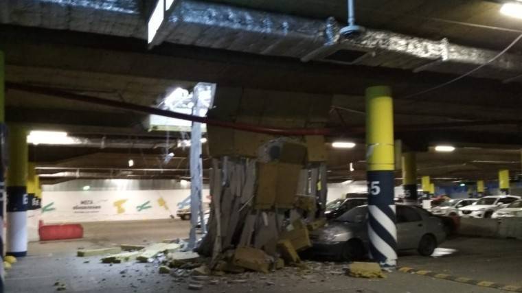 Потолок обрушился на&nbsp;парковке петербургского ТЦ&nbsp;«МЕГА Дыбенко»&nbsp;— фото