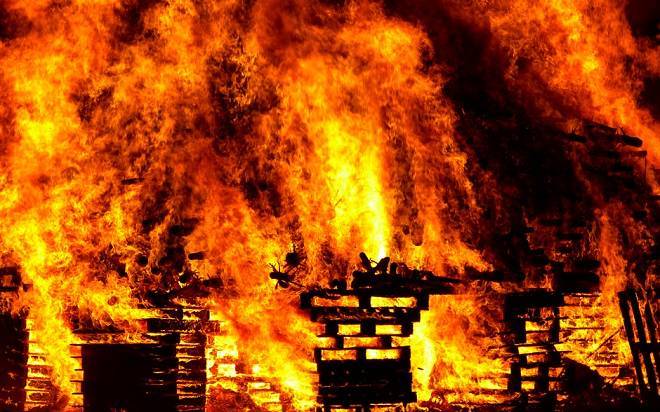 Пожар охватил строительный рынок в Бурятии