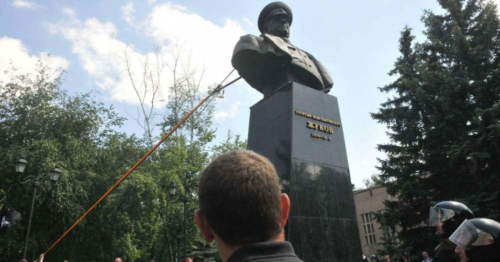 В Кабмине выступили против обысков у активистов за свержение памятника Жукову
