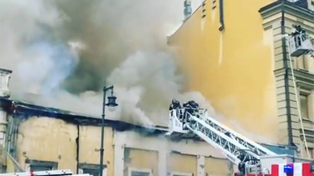Видео пожара, охватившего историческое здание в центре Москвы