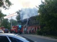 На улице Коминтерна в Твери снова горит заброшенный дом
