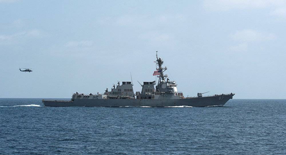 США отправили в Оманский залив эсминец после инцидента с танкерами