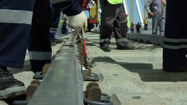 Видео: строители сомкнули рельсы на первом ж/д пути Крымского моста