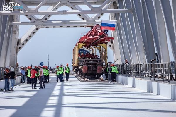 Строители завершили укладку первого железнодорожного пути Крымского моста