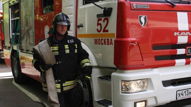 Пожар произошел на крыше здания в центре Москвы