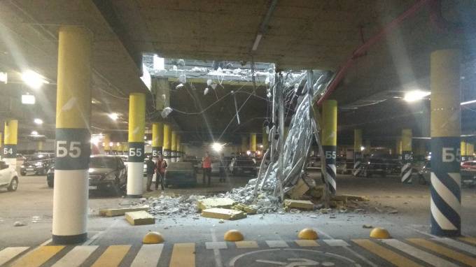 В "Мега Дыбенко" рухнул потолок на парковке