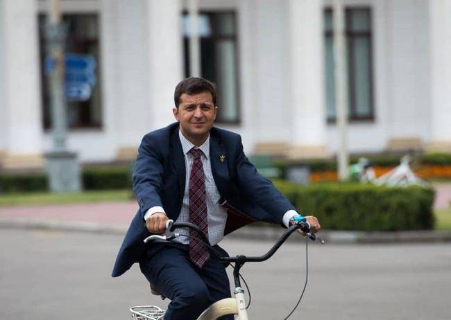 Замглавы АП: Не та ситуация, чтобы президент ездил на велосипеде