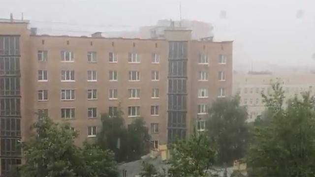 Видео: Ливень с градом обрушился на Москву