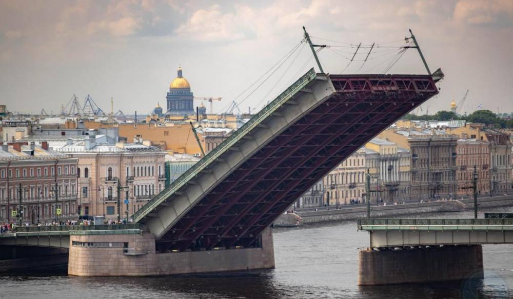 Репетиции «Алых парусов» изменят график разводки двух мостов в Петербурге