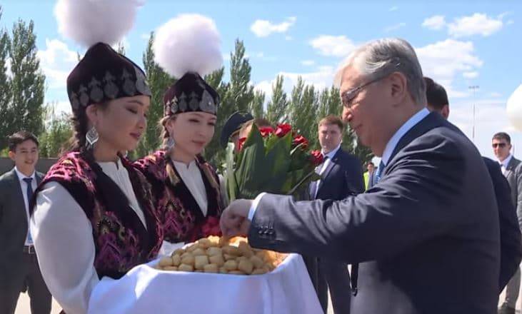 Цветы и баурсаки: как встречали Токаева в аэропорту Бишкека (видео)