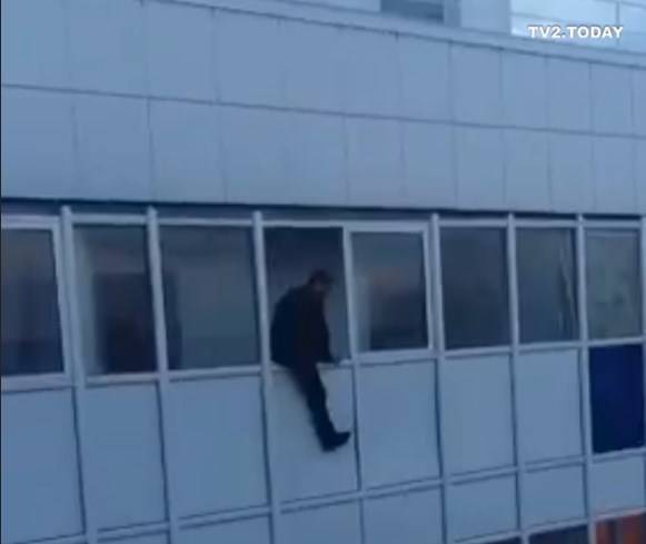 В Томске спасли мужчину, свесившегося из окна с 16 этажа