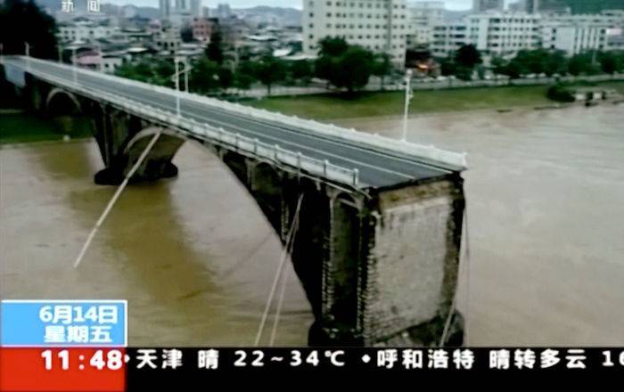 В Китае рухнул мост с автомобилями