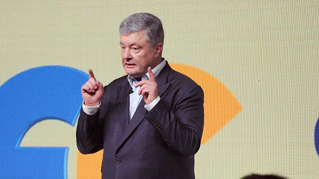 КС Украины признал, что Порошенко нарушил конституацию