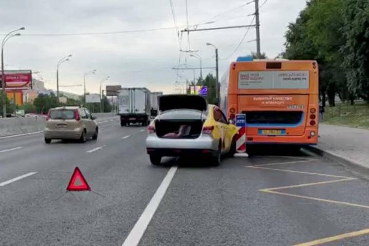 Пассажир такси пострадал в результате аварии на Алтуфьевском шоссе