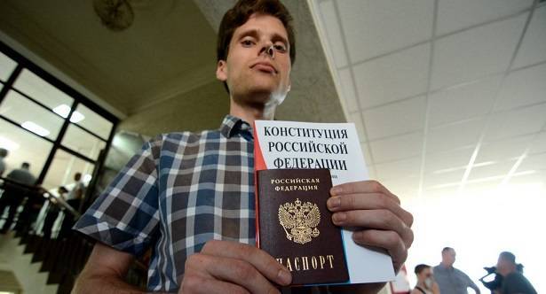 Первые жители ЛНР и ДНР получили российские паспорта в Ростовской области