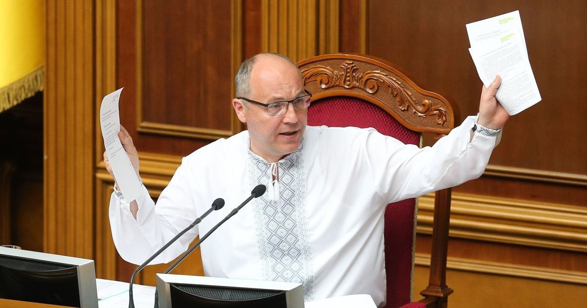 Андрей Парубий - Парубий передал в КС документы, которых не хватало во время рассмотрения указа о роспуске парламента - ru.tsn.ua