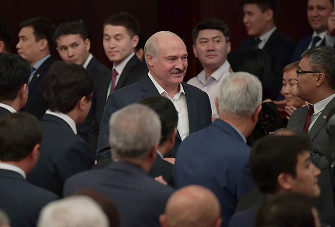 Фотофакт. Лукашенко без галстука пришел на гала-концерт «Караван дружбы»