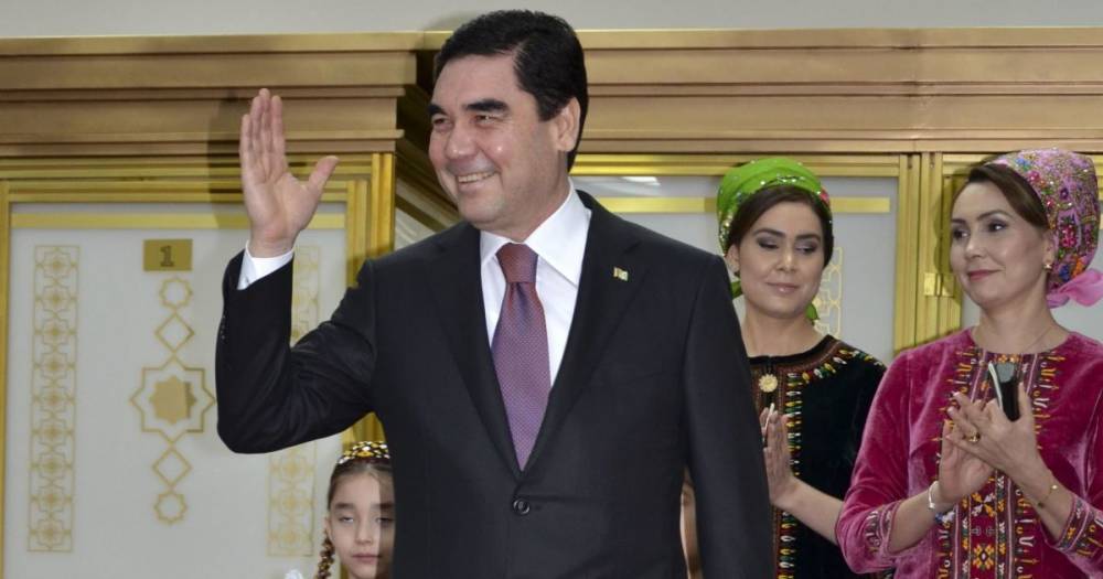 Президент Туркменистана показал, как умеет стрелять с велосипеда