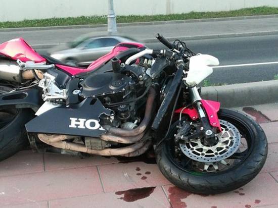 Мотоциклиста раскидало по дороге после страшного ДТП в Москве