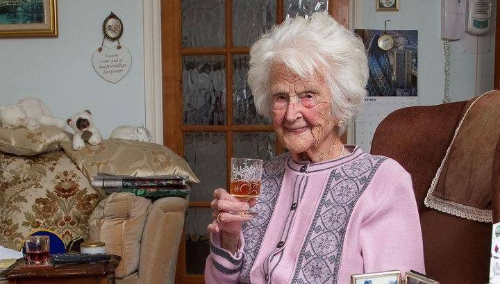 Умерла 112-летняя британка, выпивавшая по глотку виски каждый вечер с пятидесяти лет