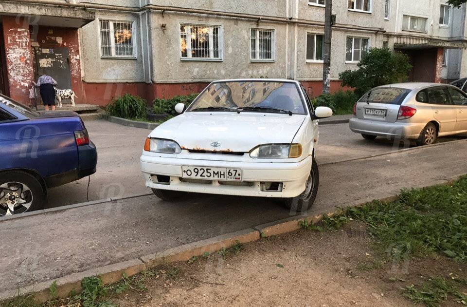 ВАЗ притворился пешеходом, чтобы припарковаться возле подъезда дома на Маршала Еременко