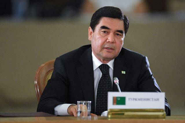 Президент Туркмении во время учений стрелял с велосипеда по мишеням