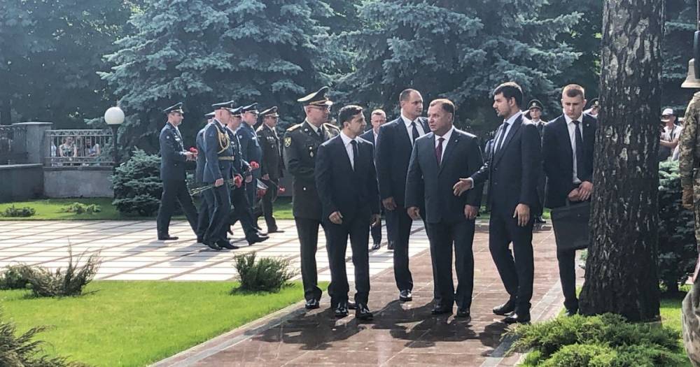 Зеленский приехал на церемонию чествования памяти погибших в катастрофе ИЛ-76 под Луганском