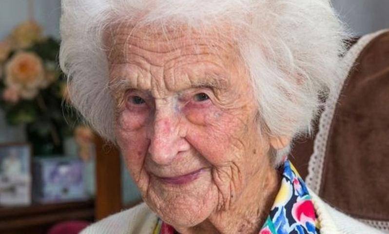 Ушла из жизни самая пожилая британка, 60 лет выпивавшая виски ежедневно